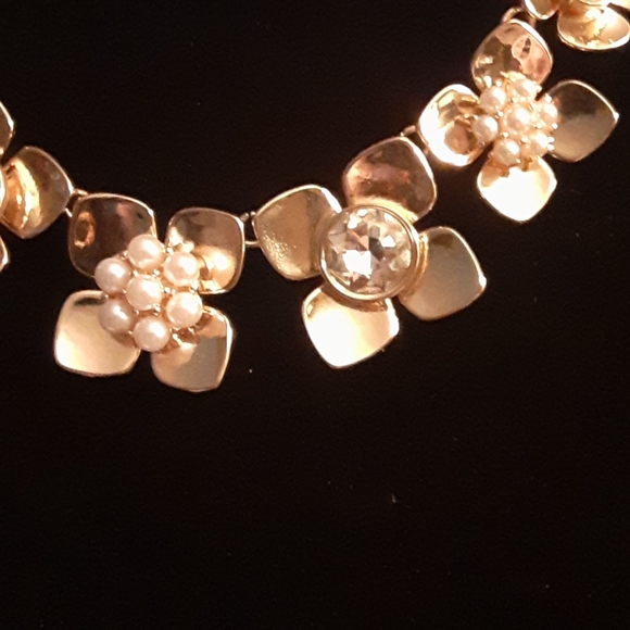 ANN TAYLOR FACTORY GOLD STATEMENT NECKLACE - Picture 2 of 8